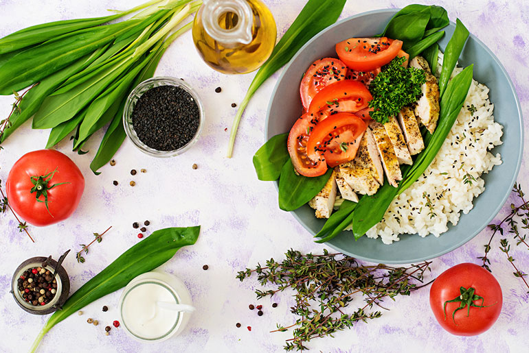 Tallerken med sund kost og ingredienser til en middag