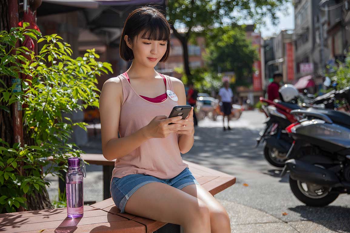 1 girl sitting while texting Iphone