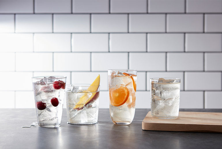 Glas med vand og frugt for god væsketilførsel