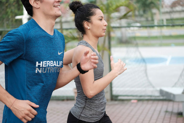 Billede: Herbalife Nutrition-medlemmer, der løber udendørs