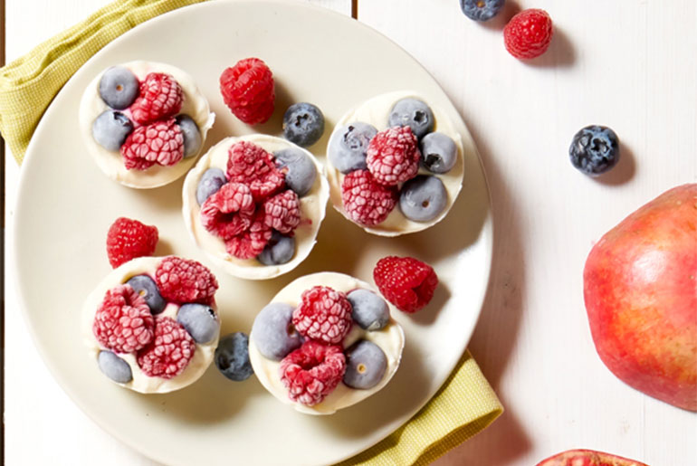 Billede: En tallerken med sunde snacks med bær