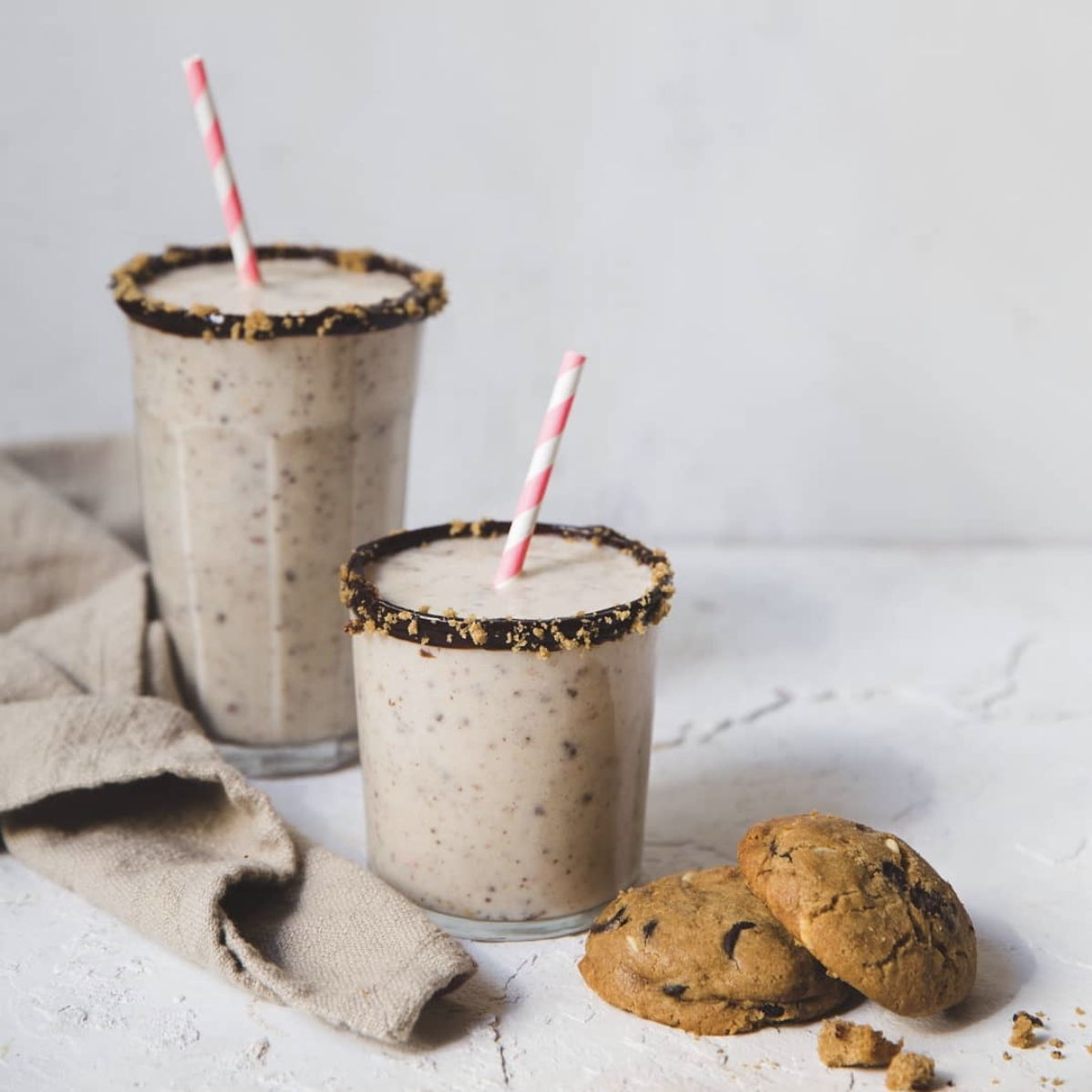 Zwei Gläser mit Herbalife Nutrition Formula 1 Cookie Crunch Shake