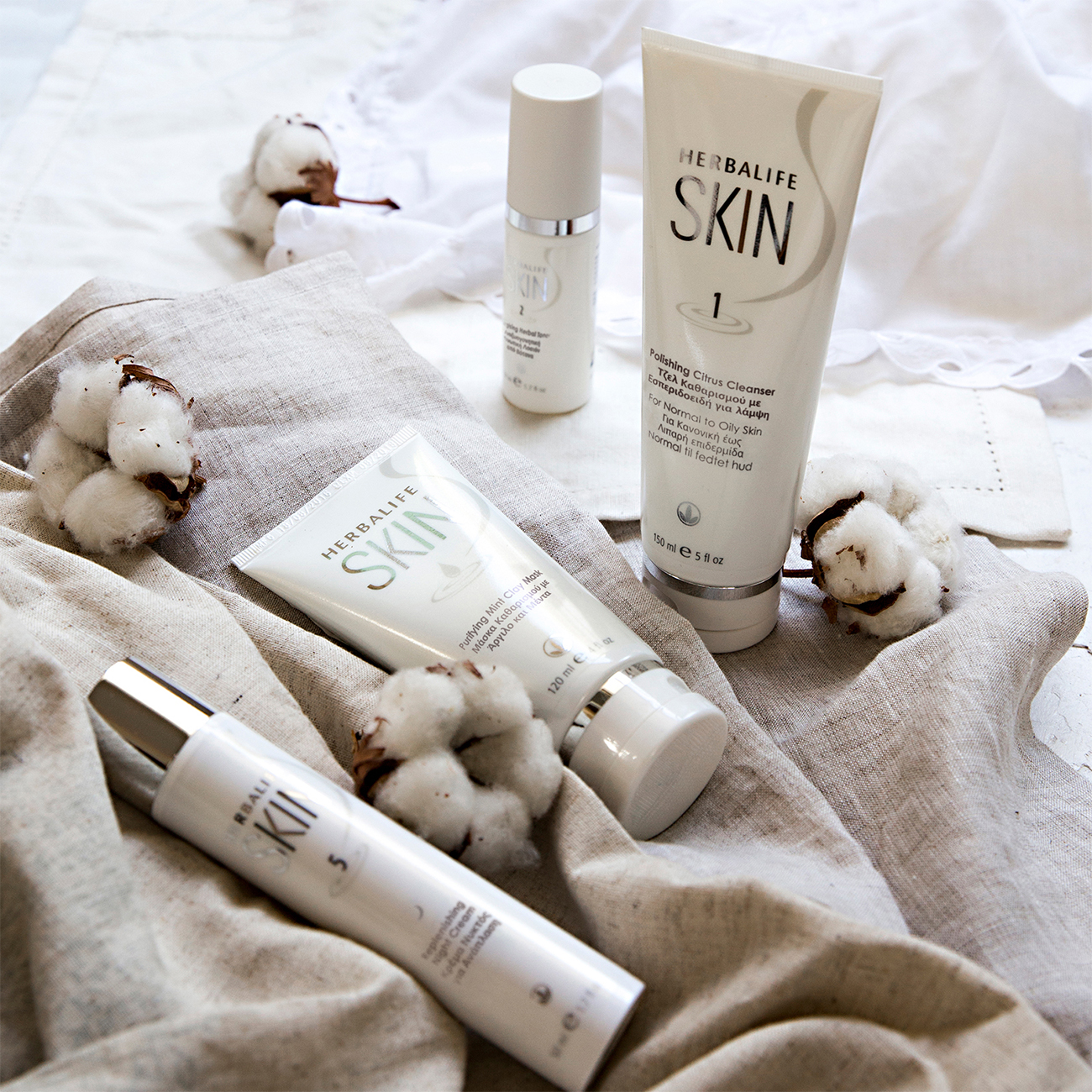 Productos para el cuidado de la piel de herbalife Skin exhibidos en un paño