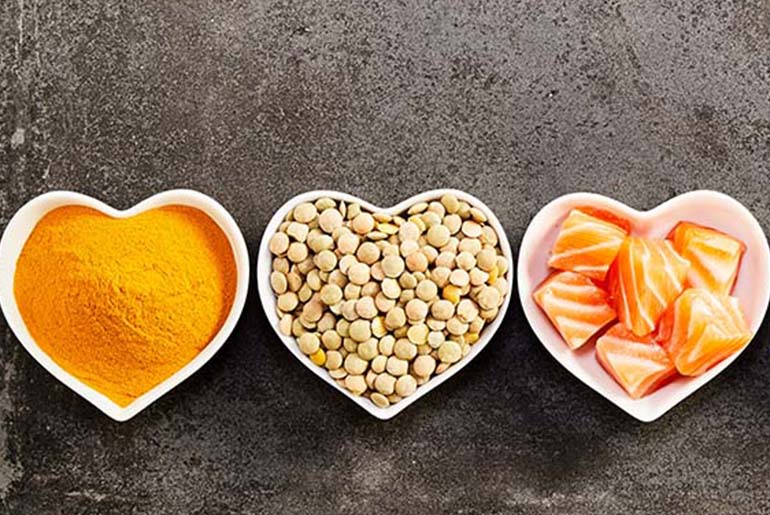bols de forma de corazon con salmón, garbanzos y cúrcuma
