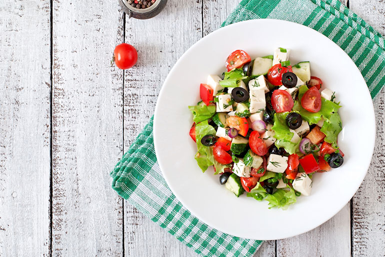 Terveellinen salaattilautanen, joka edistää hyvää ravitsemusta