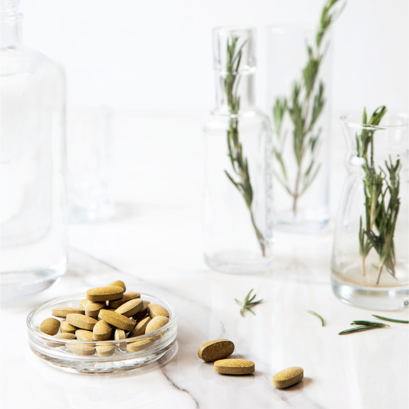 tablettes Herbalife Nutrition Roseguard dans un bol et feuilles de romarin