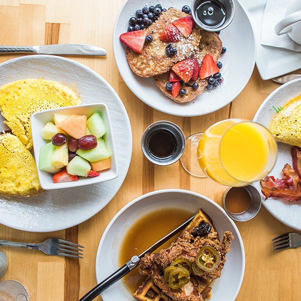 Petit-déjeuner sain Herbalife Nutrition avec des pancakes à la Formula 1, des gaufres avec Triblend