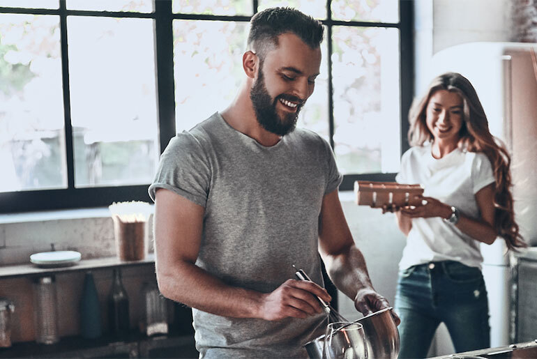 couple qui cuisinent ensemble