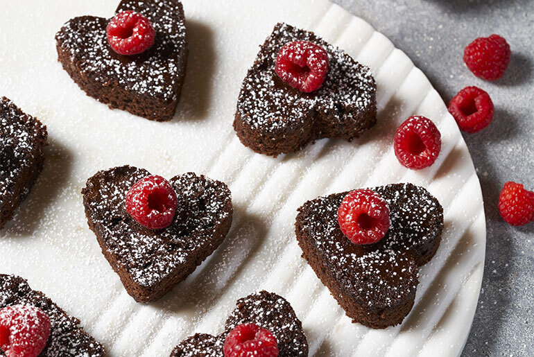 brownies au chocolat en forme de cœur decores de framboises
