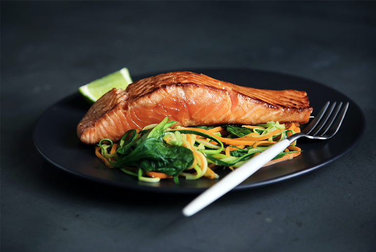 saumon cuisine sur une assiette