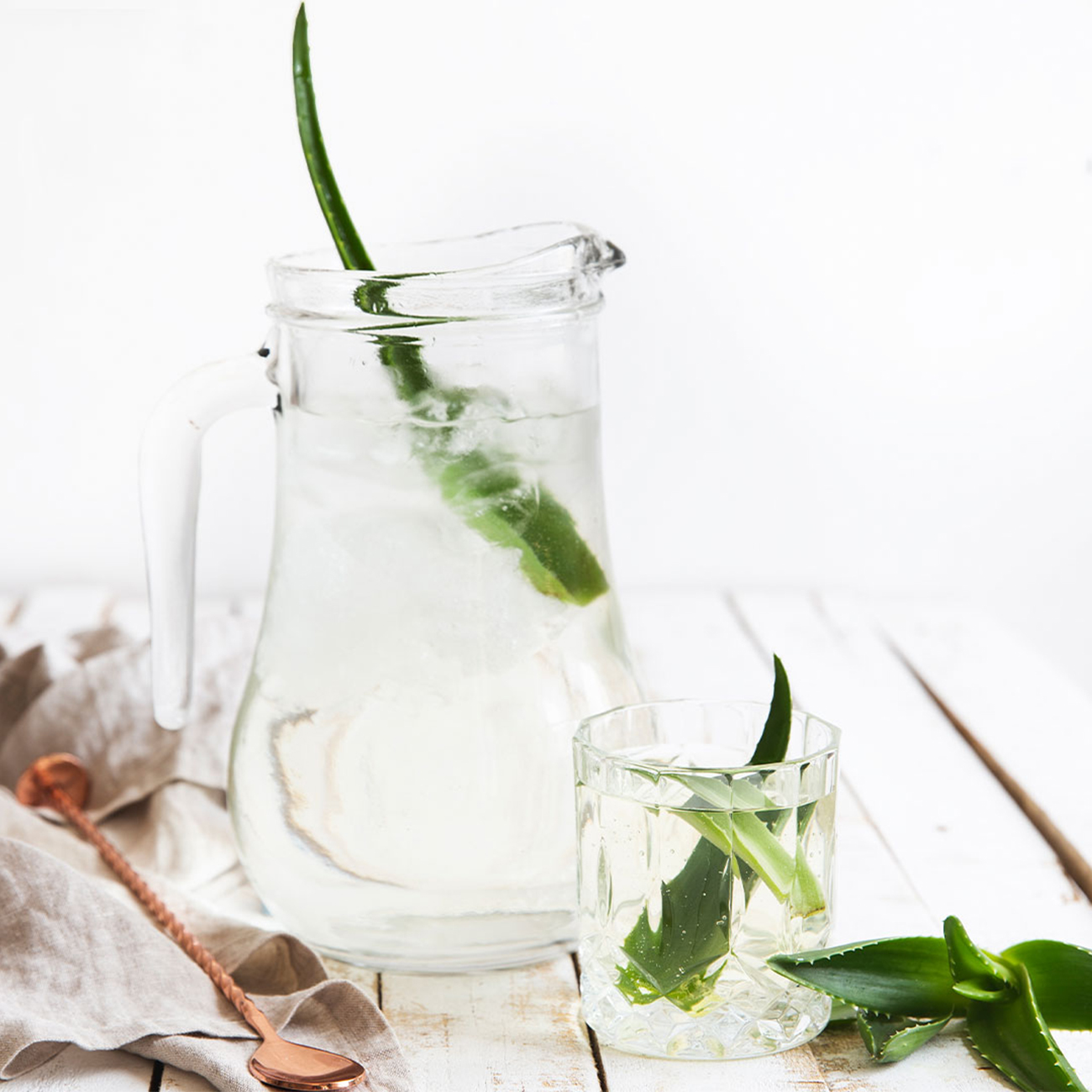 brocca e bicchiere di bevanda aloemax di nutrizione di base di erbe con foglie di aloe vera