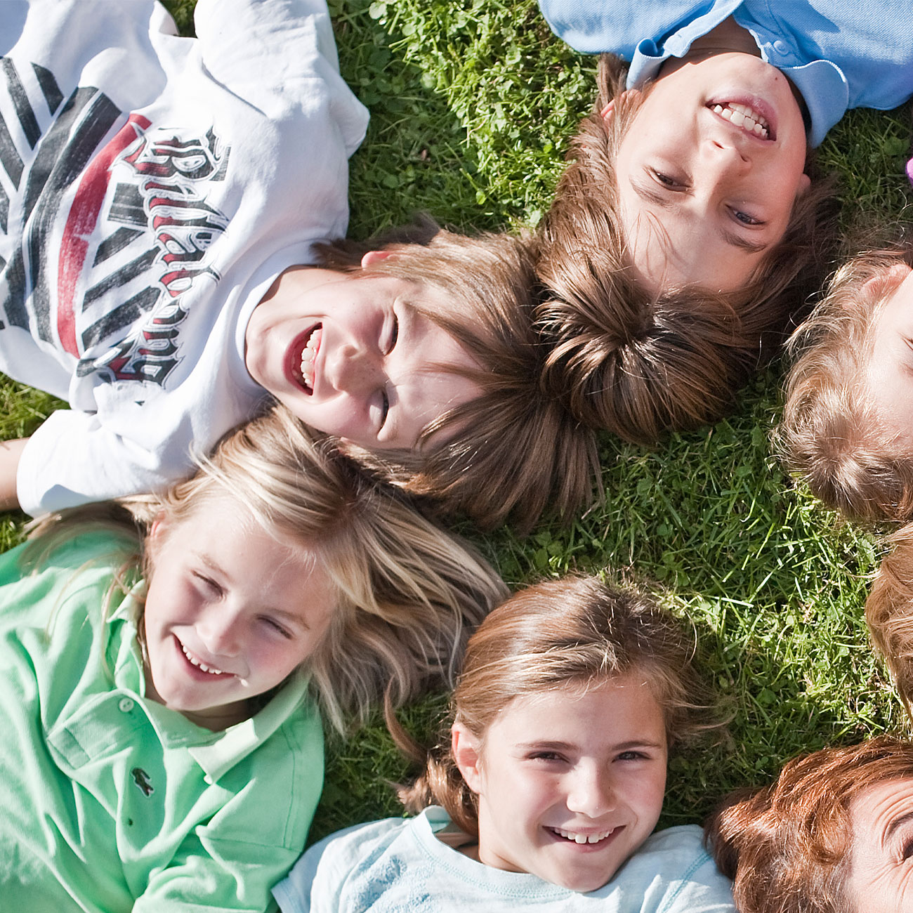herbalife nutrition foundation - kinderen die lachen in een cirkel