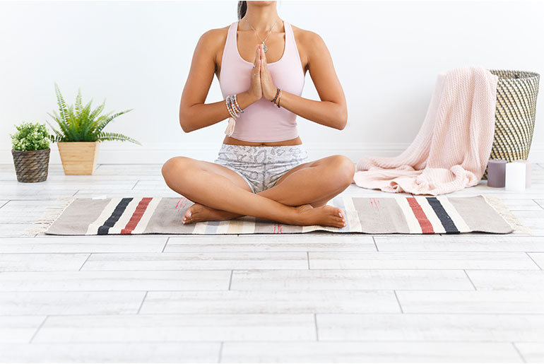 Kvinne som trener yoga og mediterer