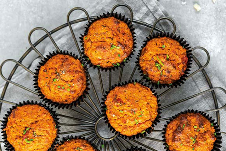 Rask oppskrift på muffins med tomat og grillet paprika