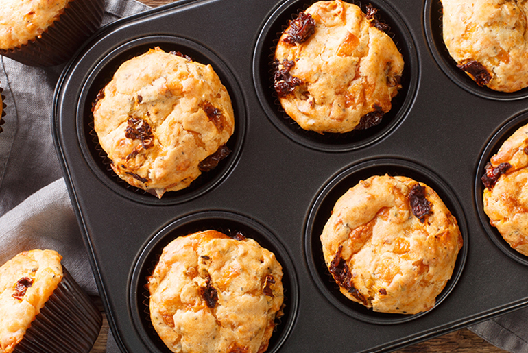Muffinki z suszonymi pomidorami i pieczoną papryką