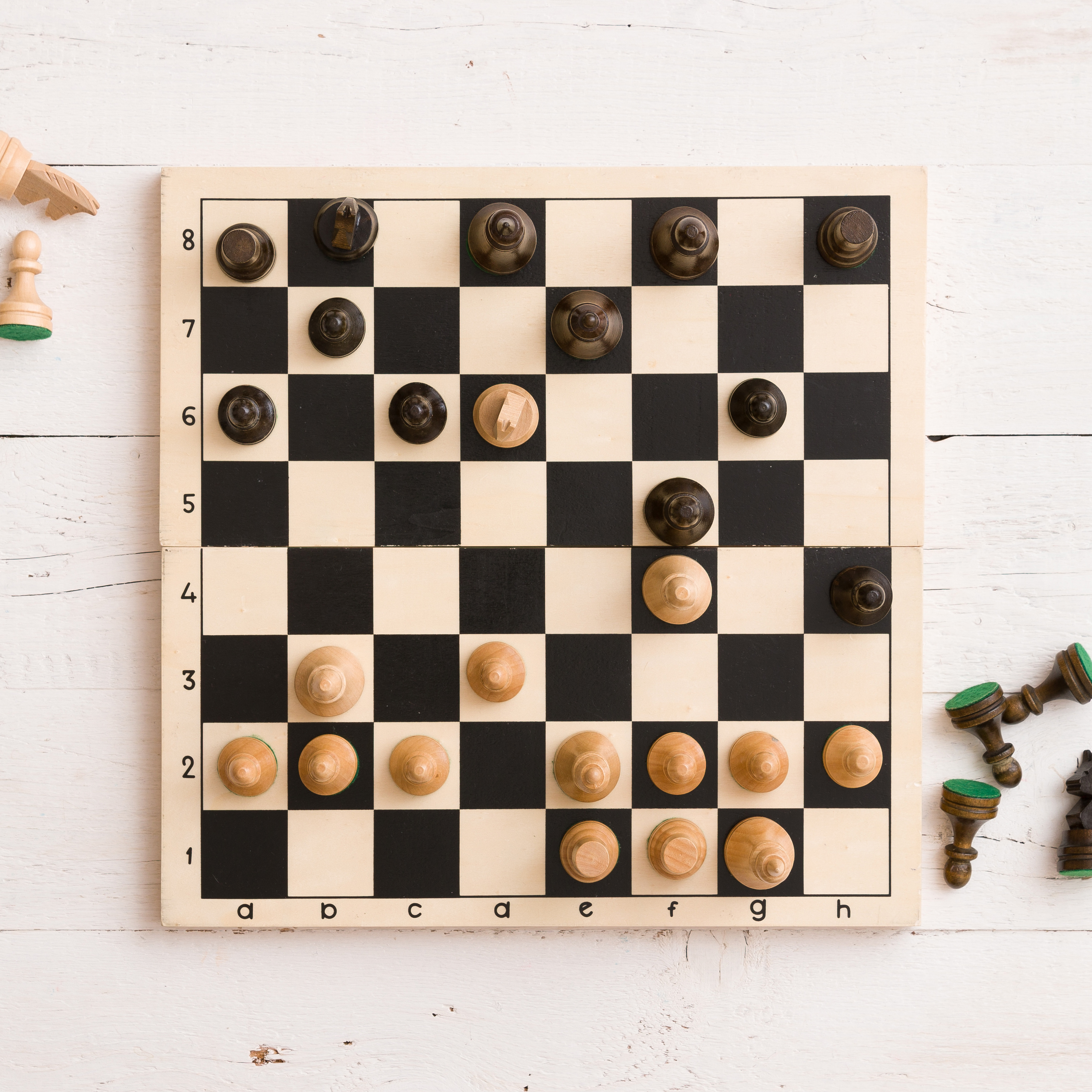 Tabuleiro de xadrez numa mesa