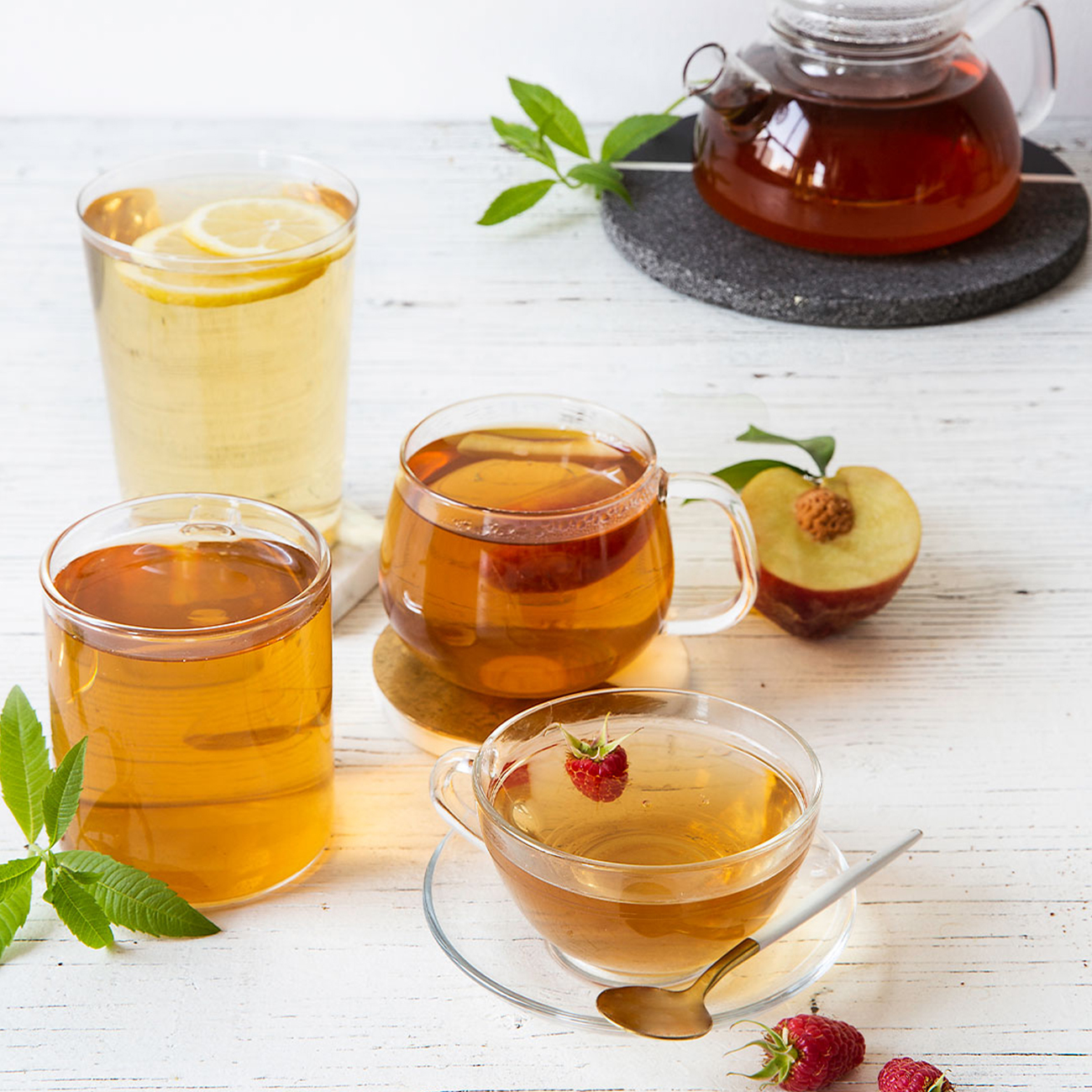 Kozarci čaja Herbalife Nutrition z okusom limone, maline oziroma breskve.