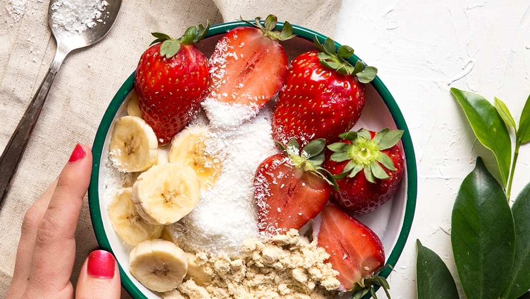 hälsosam frukost smoothieskål med bananer och jordgubbar