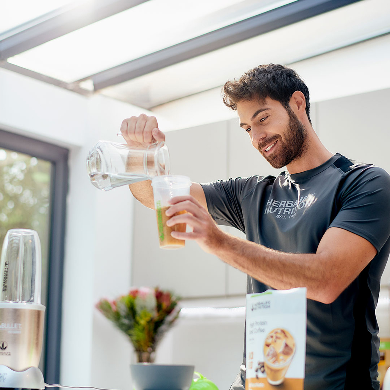 https://assets.herbalifenutrition.com/content/dam/regional/nam/en_ca/sites/herbalife_nutrition/web_graphic/billboards/2021/11-Nov/man-pouring-herbalife-nutrition-high-protei-%20iced-coffee-in-a-glass.jpg