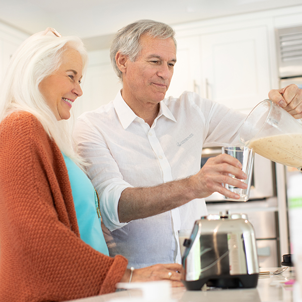 Image of an elder couple making a Formula 1 shake