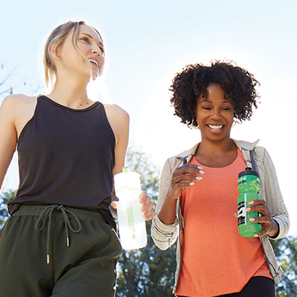 Imagen de dos mujeres bebiendo productos de Herbalife Nutrition mientras trotan