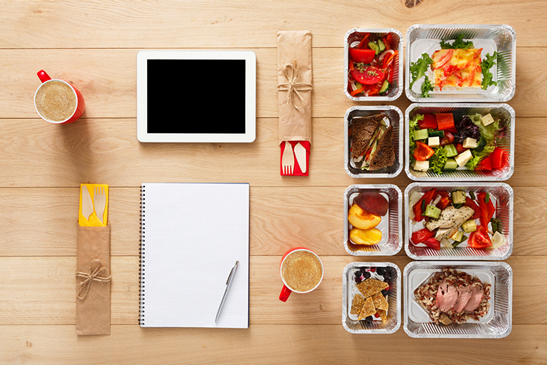 Imagen con ideas para preparar ensaladas y  monitorear la ingesta de  comida