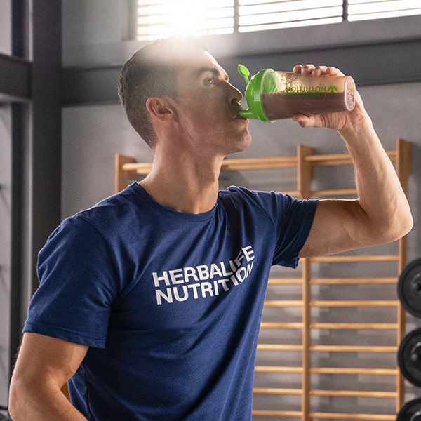 Imagen de Cristiano Ronaldo bebiendo un batido de Herbalife Nutrition