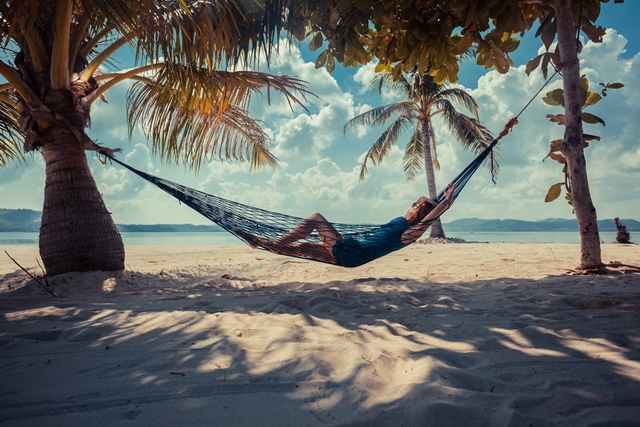 hombre descansando en playa